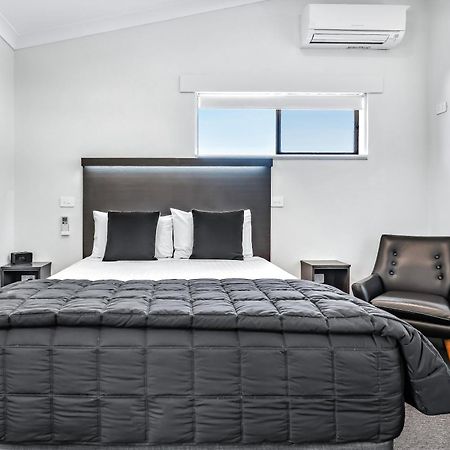 Apple & Grape Motel Станторп Екстериор снимка