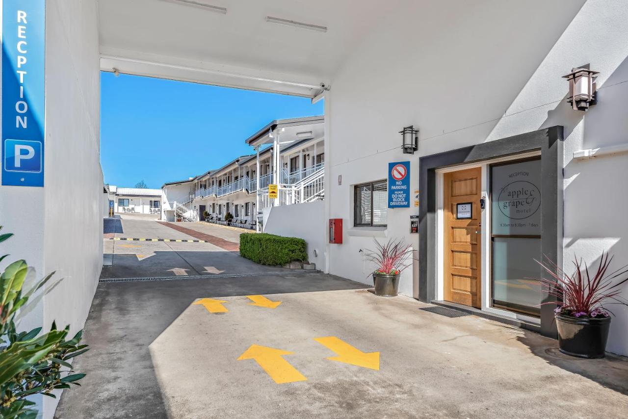 Apple & Grape Motel Станторп Екстериор снимка