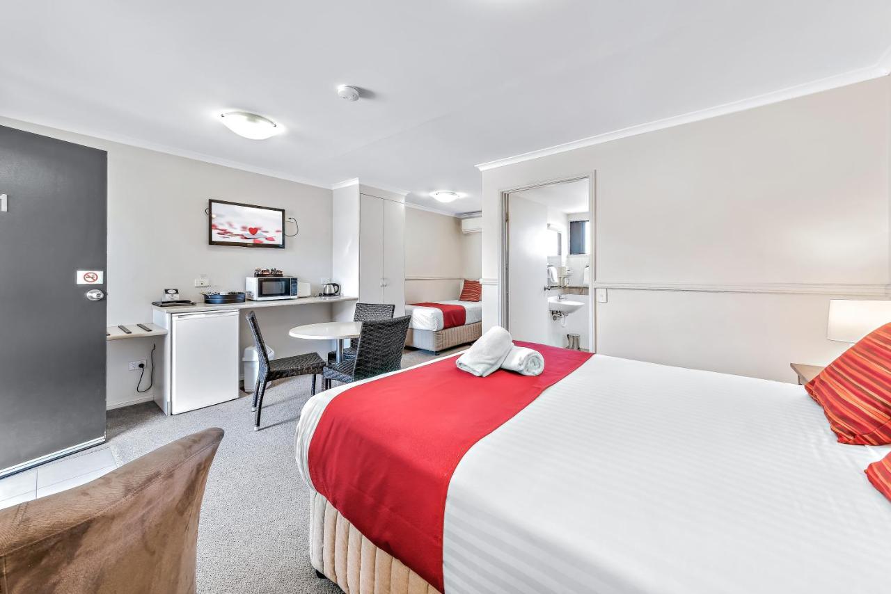 Apple & Grape Motel Станторп Екстериор снимка