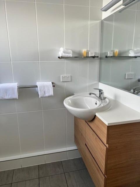 Apple & Grape Motel Станторп Екстериор снимка